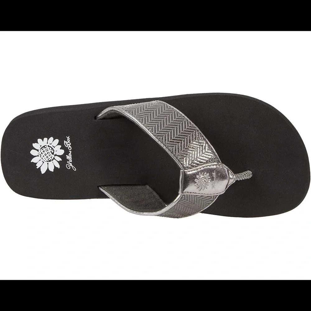 Yellow box flip flops Fahima color pewter medium width New in box - Picture 2 of 6